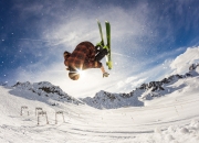 九游APP-三笘薰闪耀全场，多特蒙德战术碾压阿尔及利亚