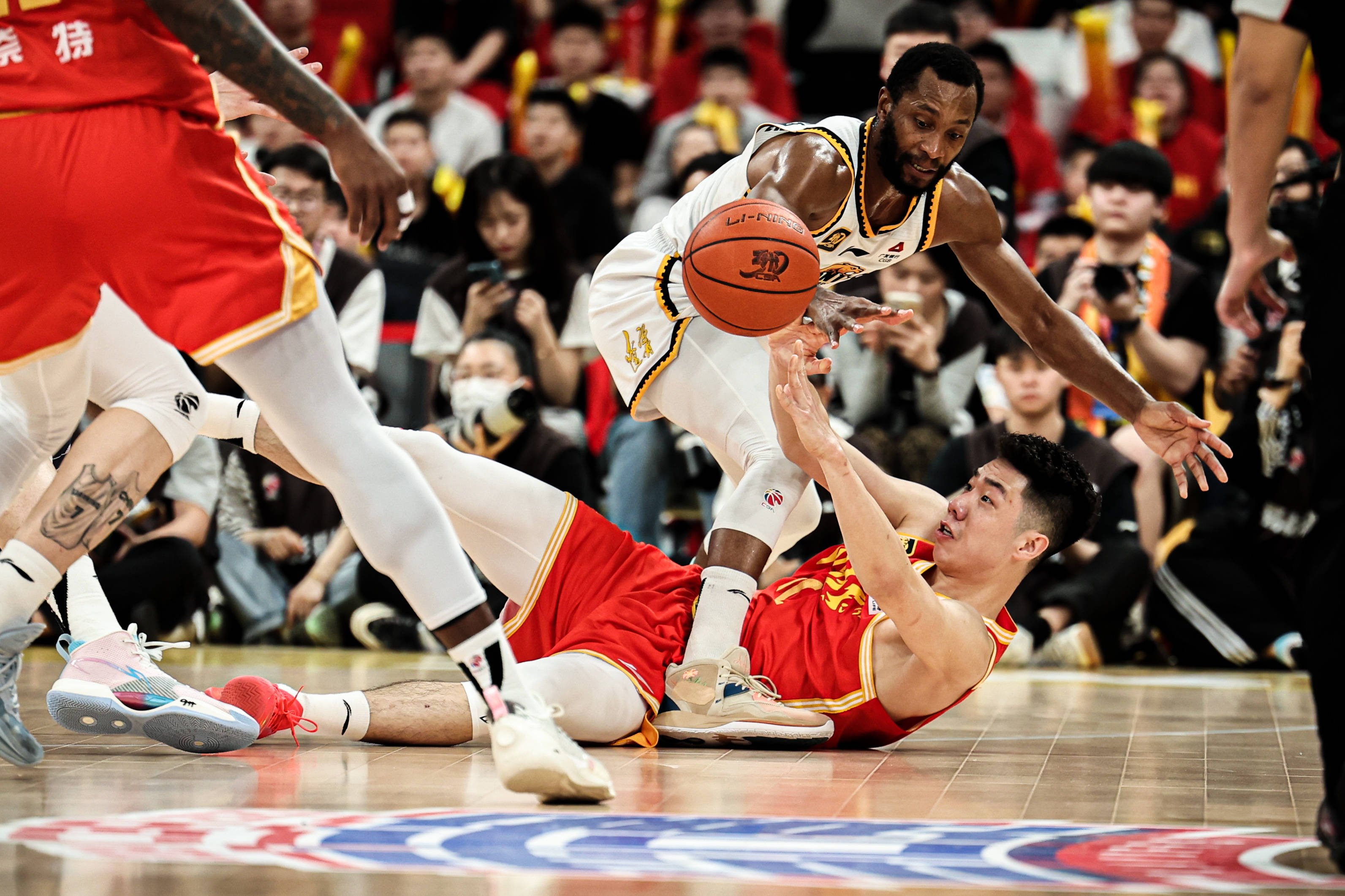 职业篮球联赛半决赛战况激烈,球员个人突破不断的简单介绍 职业篮球联赛半决赛战况激烈,球员个人突破不断的简单介绍