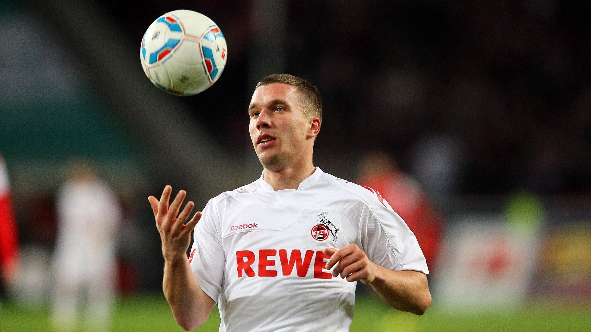 绿茵场与篮球馆的双重奏，德甲争冠焦点战启示录与火箭粉碎新疆队的战术革命